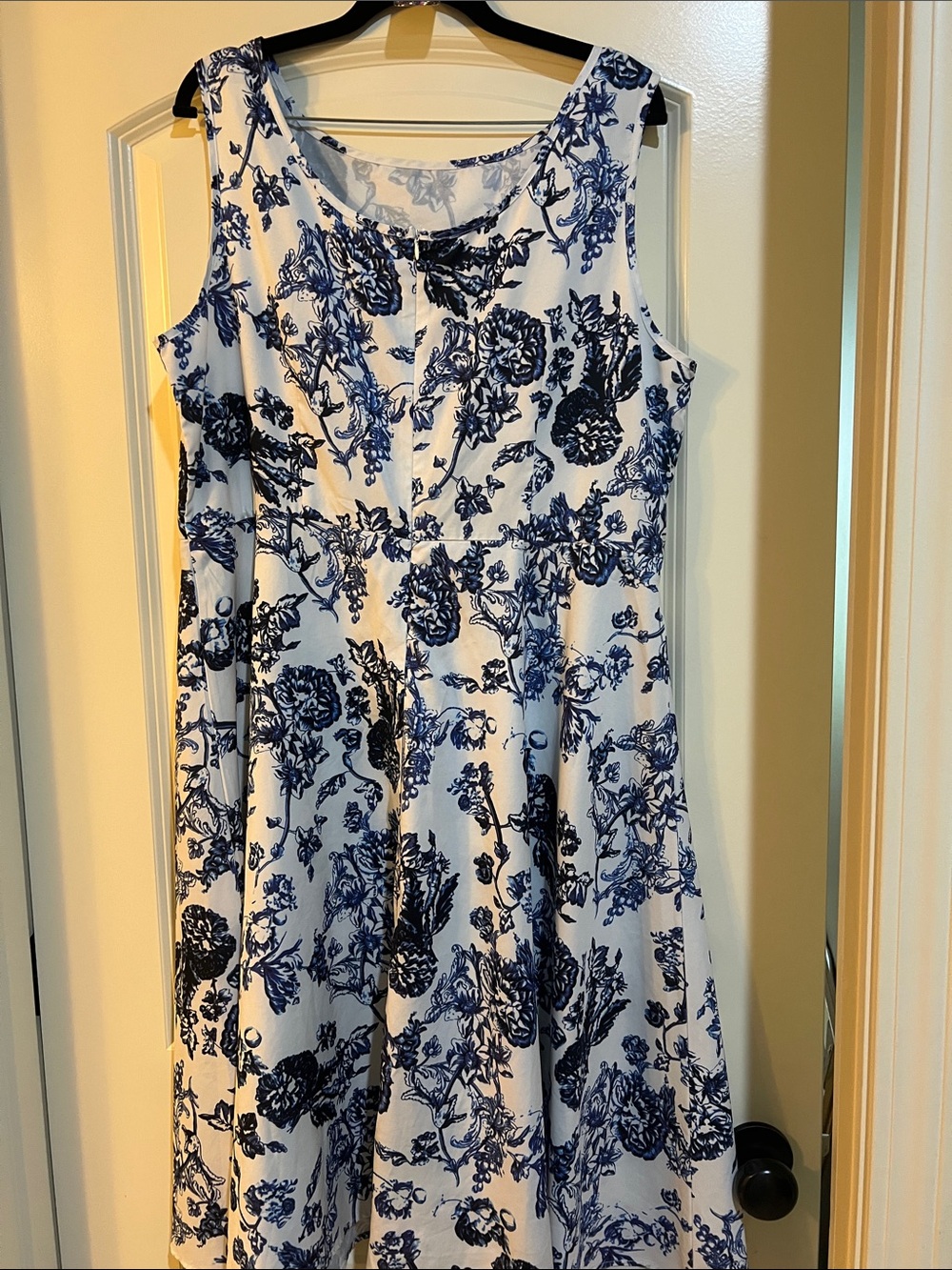 💲2💲if BUNDLED  3 or more $2 items  White Midi Dress with Blue Floral Print H175. - Picture 5 of 9
